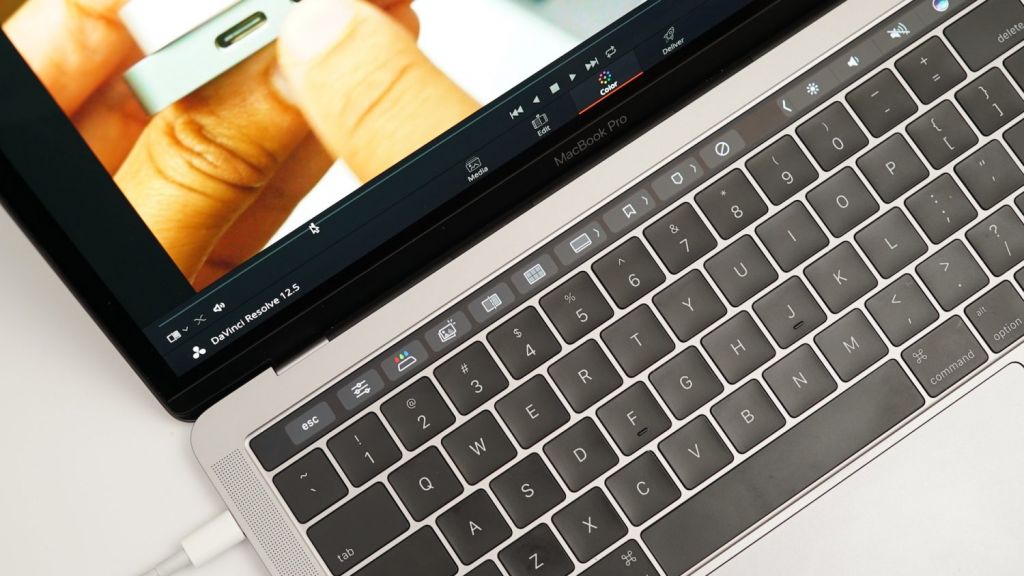 你喜歡新版MacBook Pro的蝶式鍵盤嗎？世界各地的網友表示：