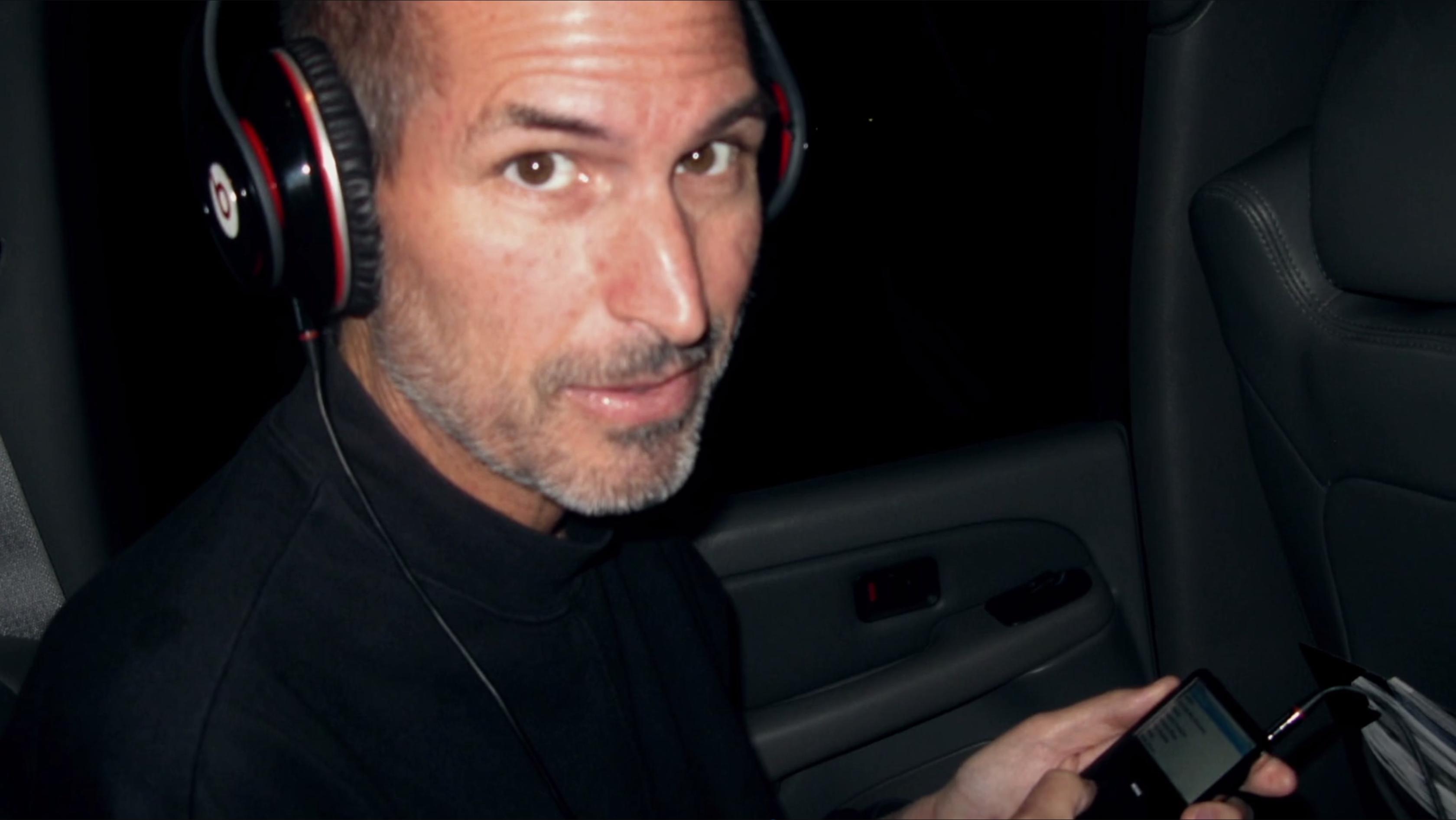 罕見照片曝光：賈伯斯戴著Beats耳機的樣子
