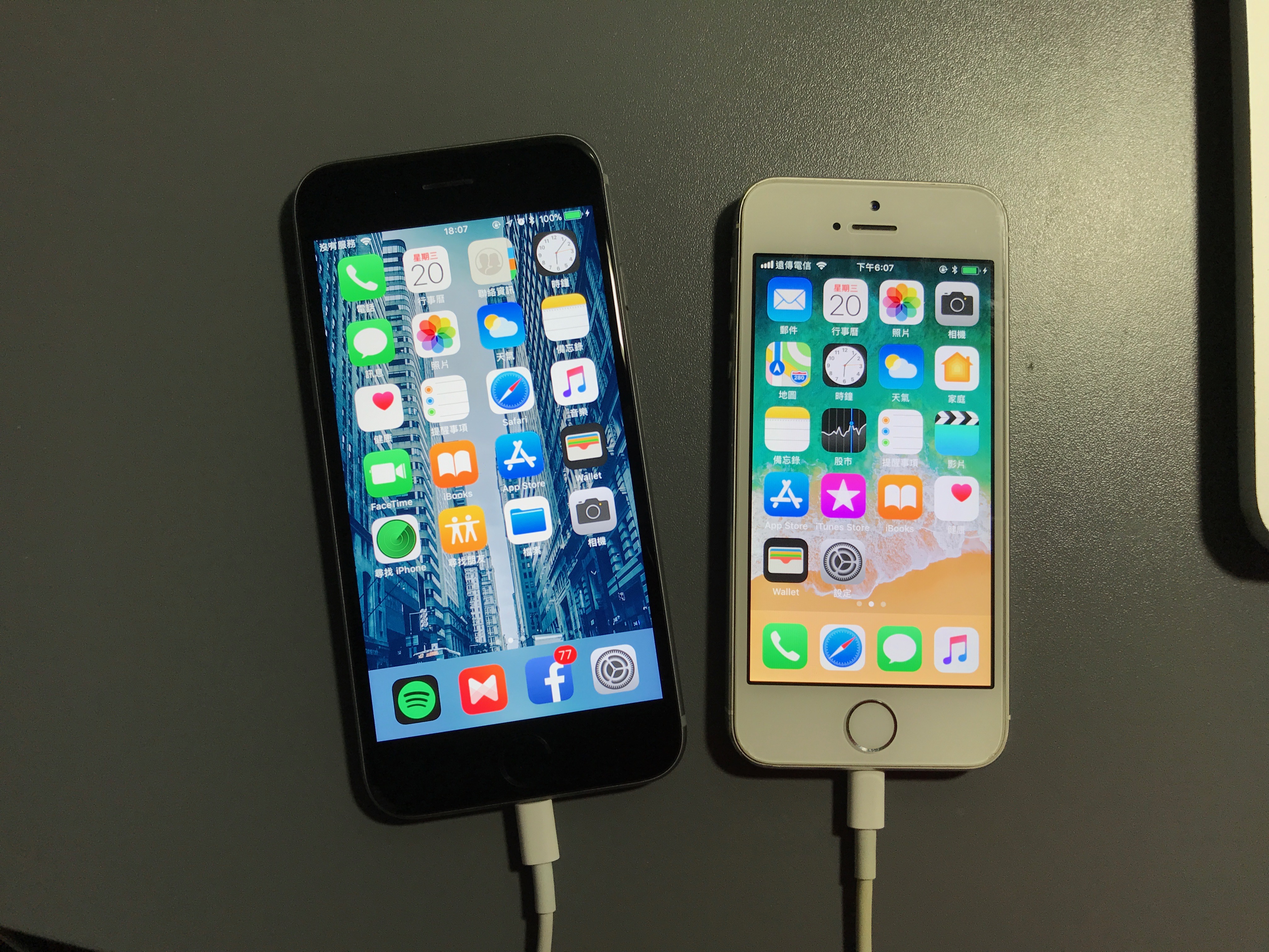 iPhone 6s（左）與 iPhone 5s（右）合影。