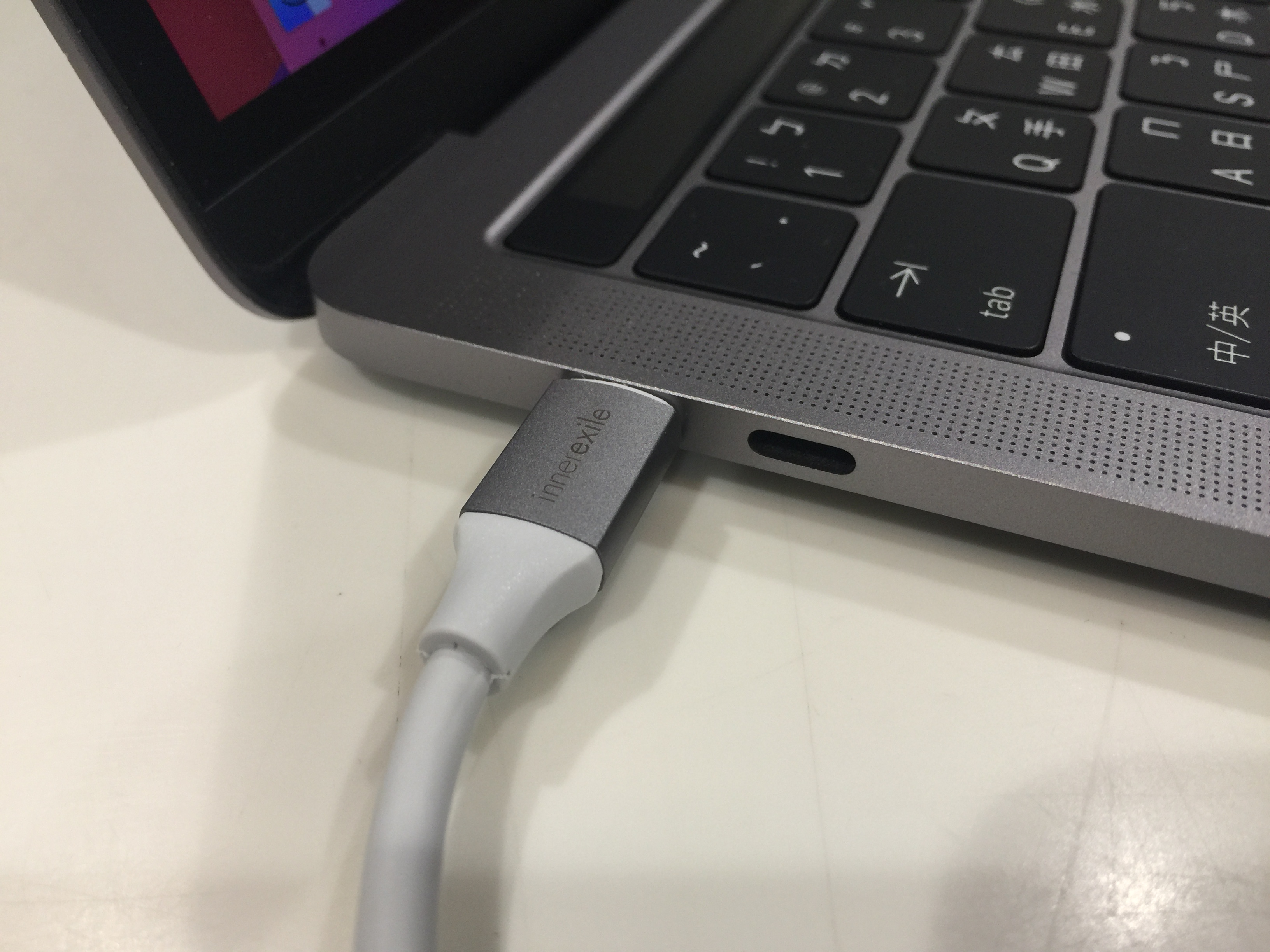 innerexile®️ SOLO的USB C傳輸線插入MacBook Pro上的USB C接口