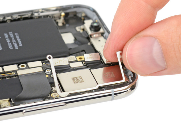 iPhone X拆解：避免鏡頭出現彎曲門而設的支架