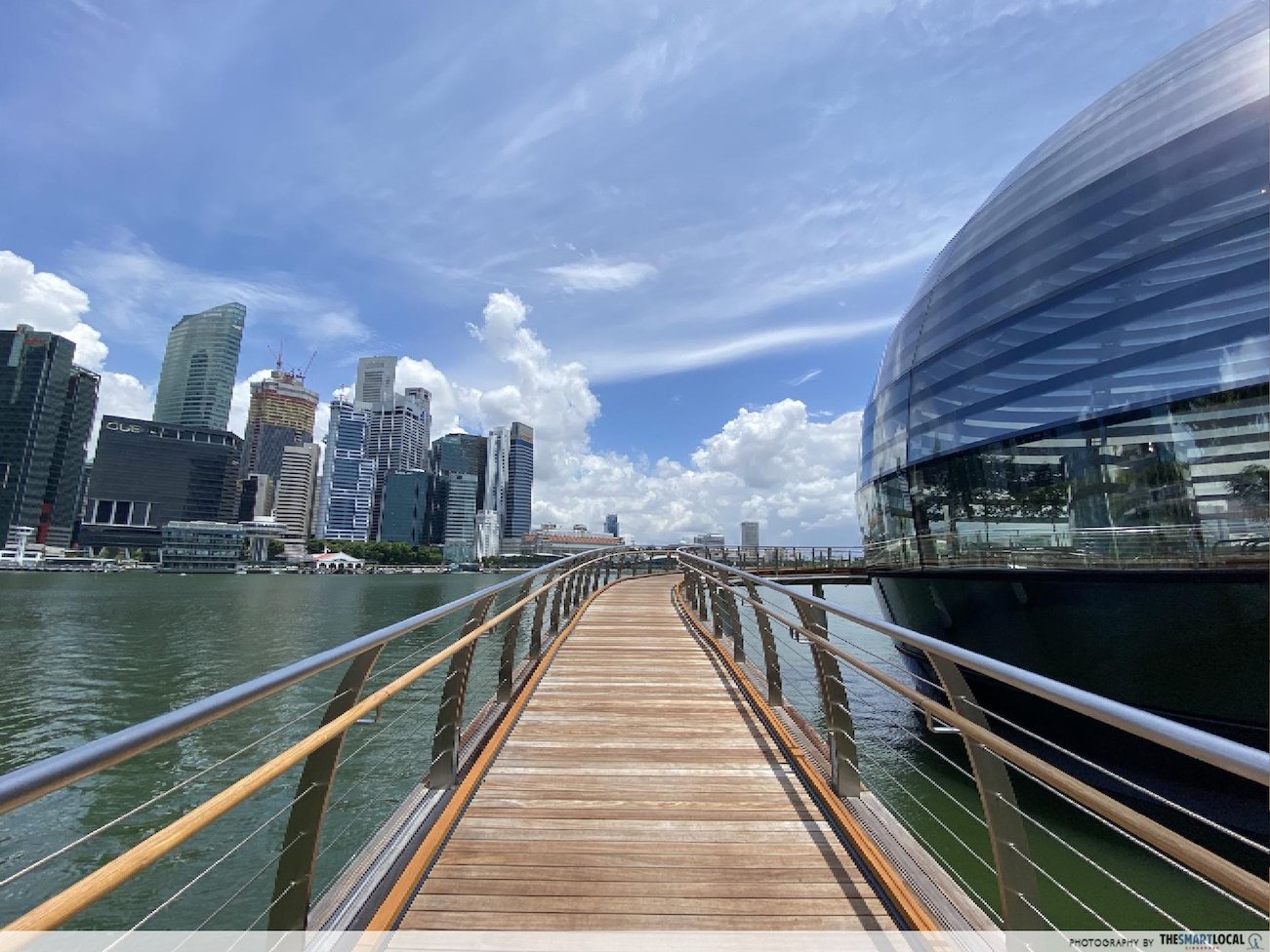 apple store marina bay sands - bridge from boardwalk