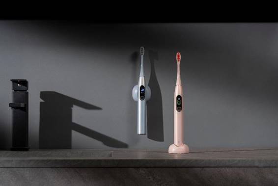 Oclean「X Pro Digital 智能音波電動牙刷」採低調霧面磨砂設計，推出幻彩銀、香檳金兩色