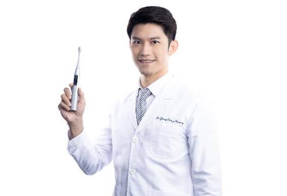 楊景翔醫師專業推薦 Oclean 全新 X Pro Digital 智能音波電動牙刷， 能透過每分鐘 84,000 擺幅的磁懸浮馬達有效去除牙菌斑和色素沉澱