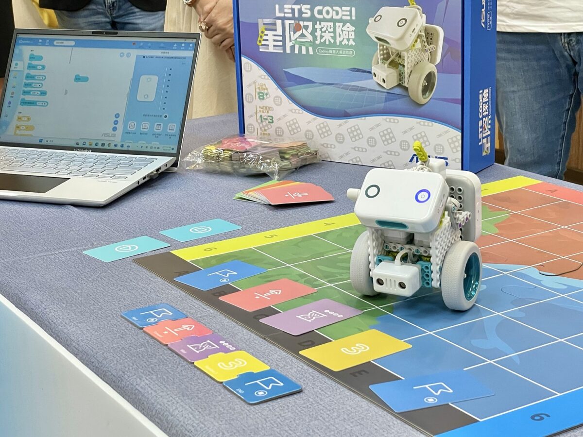ASUS PINBO 機器人華碩 基隆市近年積極引入外部資源推動智慧教育，這次與華碩合作以ASUS PINBO機器人為主軸，
