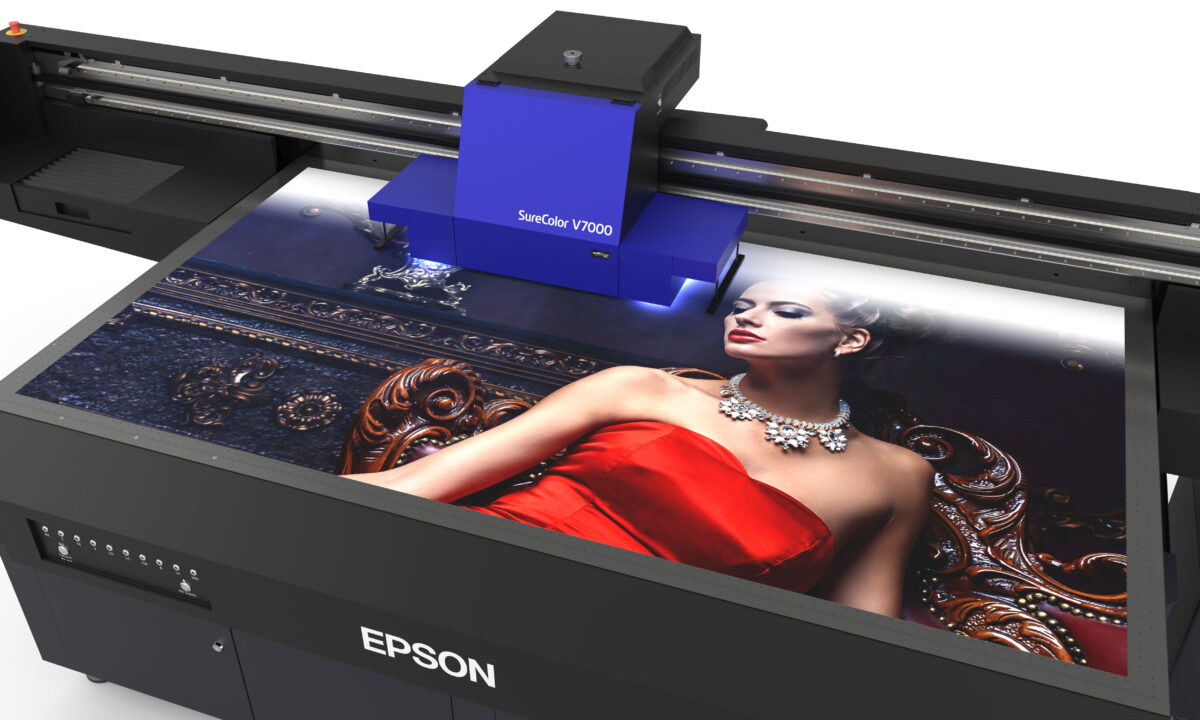 Epson SC-V7000大尺寸平台式UV印刷具備10色墨水配置，擁有更廣的色域，以及更細緻的輸出表現。
