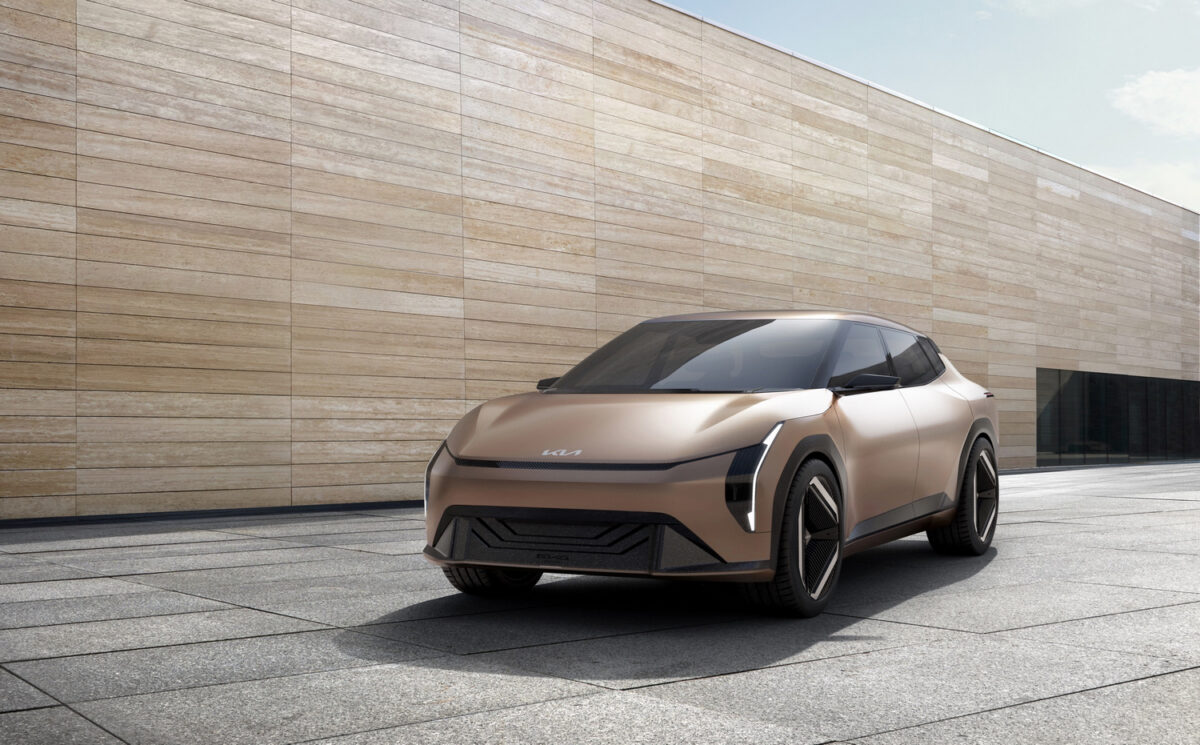 The Kia Concept EV4在全新電能動力匹配下，充滿自信的幾何線條與饒富科技感的外型，結合寬大、運動化的車身姿態，透過源自賽車的流線車身與斜背車尾，打造出專屬的電動轎跑革新