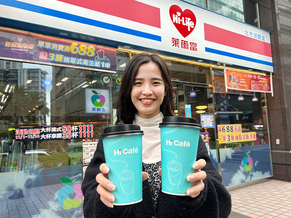 萊爾富看好甜蜜商機，即日起至12月12日門市推出Hi Café大杯冰熱蜂蜜風味拿鐵、大杯熱醇脆黑糖拿鐵任選2杯88元。