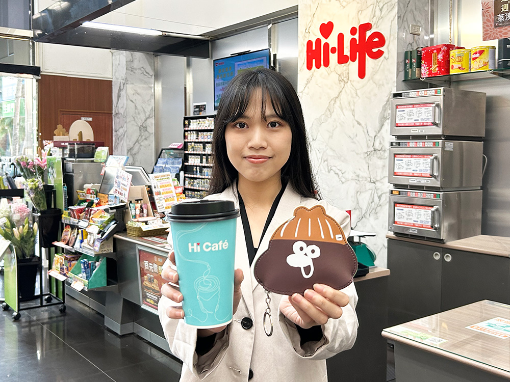 11月29日至12月12日在萊爾富門市超值購購買Hi Café大杯美式咖啡6杯送奧樂雞聯名商品乙款。