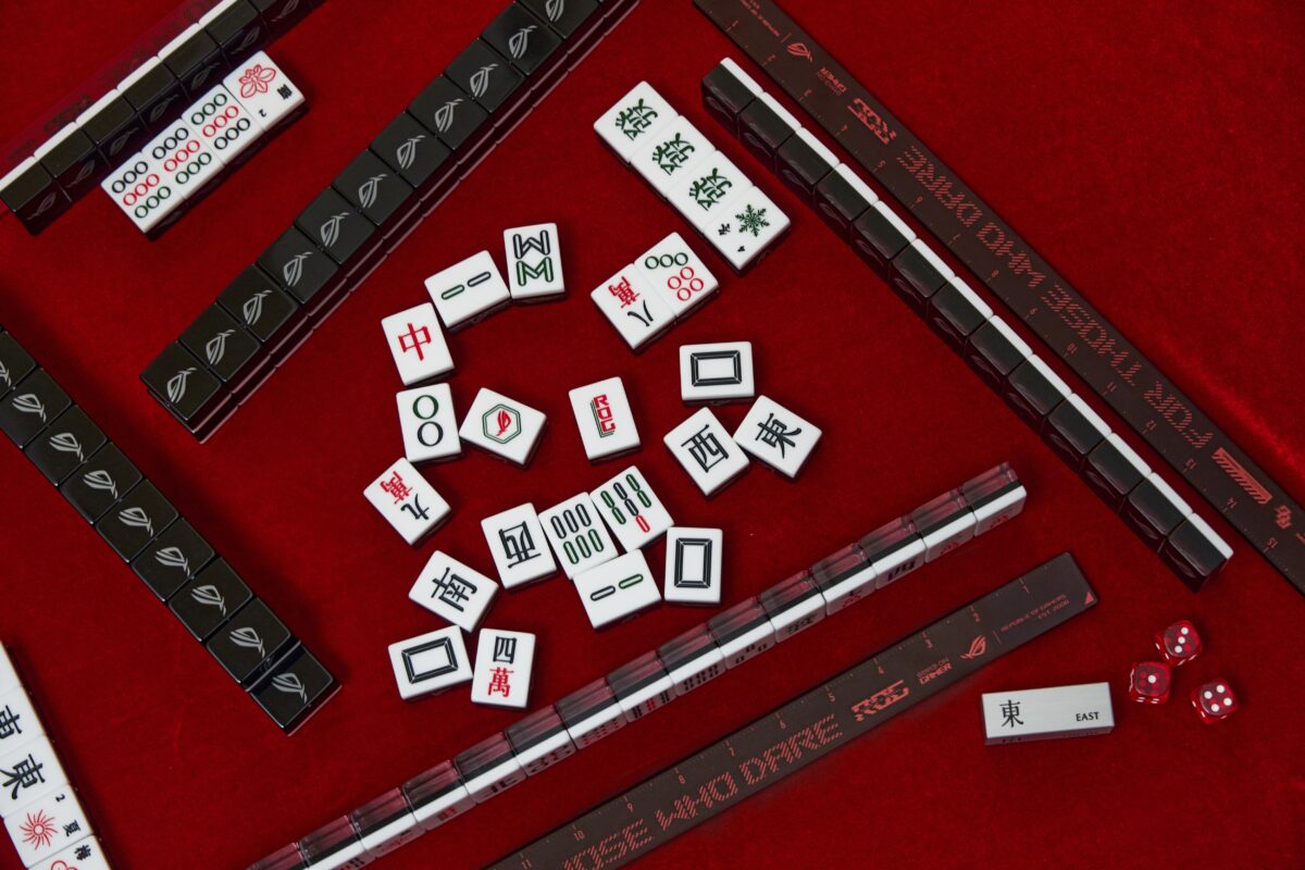 ASUS「ROG漂浮麻將」中「一筒」、「一條」牌面藏有ROG LOGO小驚喜；搭配充滿ROG設計語彙的牌尺、紅色骰子、金屬方向環。
