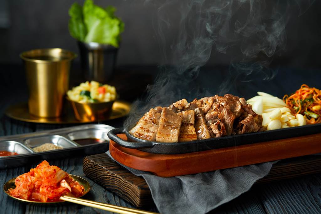 第一名的「八色牛豬雙拼」可一次享用韓國經典水梨醬醃牛五花搭配八色烤肉。
